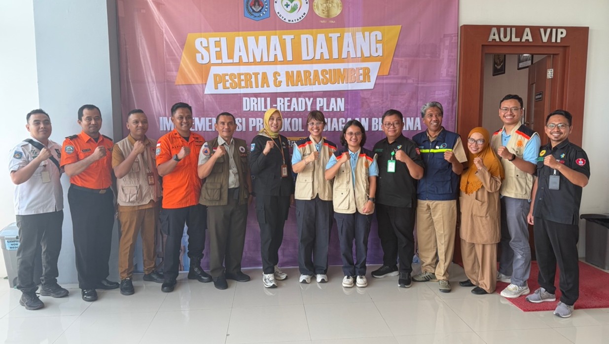 Dok. PKMK “Foto bersama direktur RSUD Kota Mataram, tim PKMK FK-KMK UGM, dan tamu undangan”.